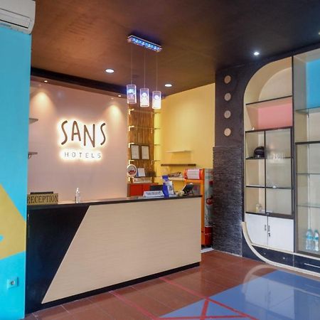 Sans Hotel International Surabaya Gubeng Exterior foto