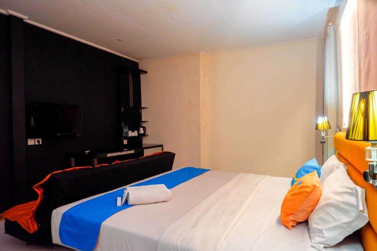 Sans Hotel International Surabaya Gubeng Exterior foto