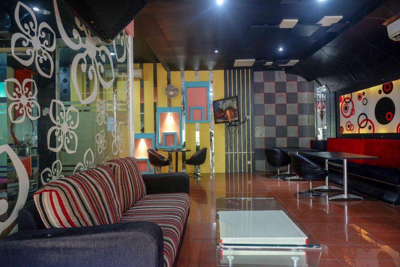 Sans Hotel International Surabaya Gubeng Exterior foto