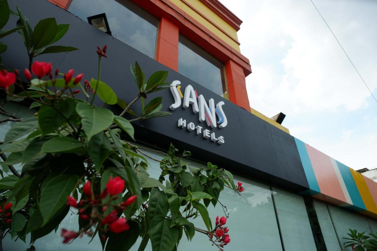 Sans Hotel International Surabaya Gubeng Exterior foto
